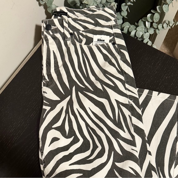 Good American Black and White Zebra Pattern Jeans - Picture 3 of 4